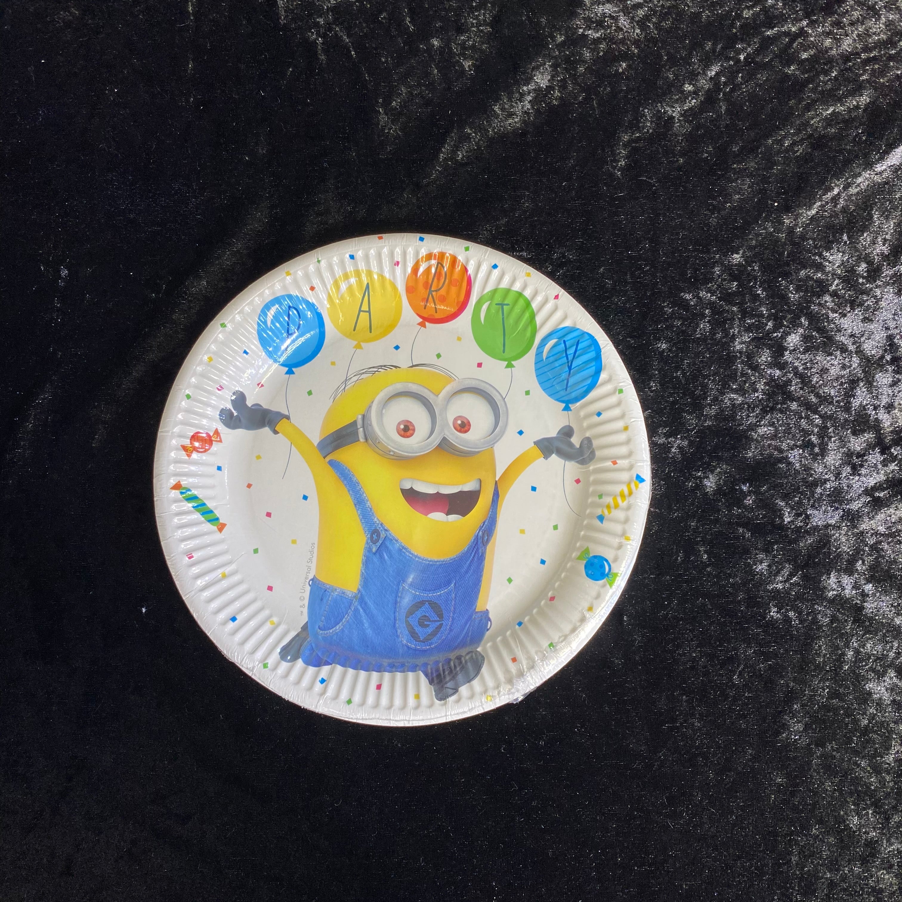 8 assiettes 23cm carton lovely minions