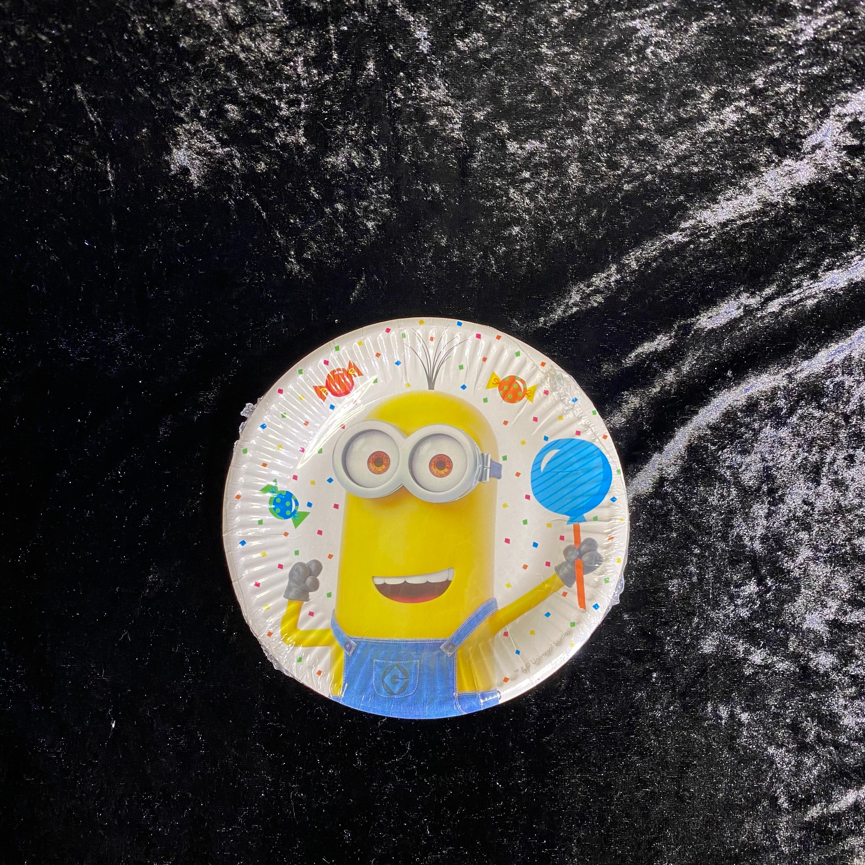 8 assiettes 23cm carton lovely minions